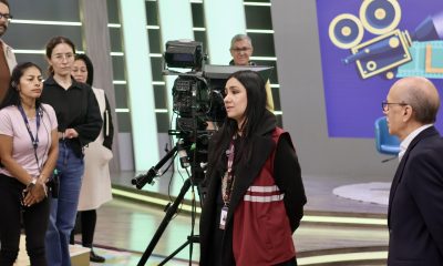 Fotografía cedida por el Ministerio de Trabajo de Colombia de la viceministra de Relaciones Laborales, Sandra Muñoz (c), hablando durante una inspección en las instalaciones de RCN Televisión este miércoles, en Bogotá (Colombia). EFE/ Ministerio de Trabajo /SOLO USO EDITORIAL/NO VENTAS/ SOLO DISPONIBLE PARA ILUSTRAR LA NOTICIA QUE ACOMPAÑA (CRÉDITO OBLIGATORIO)