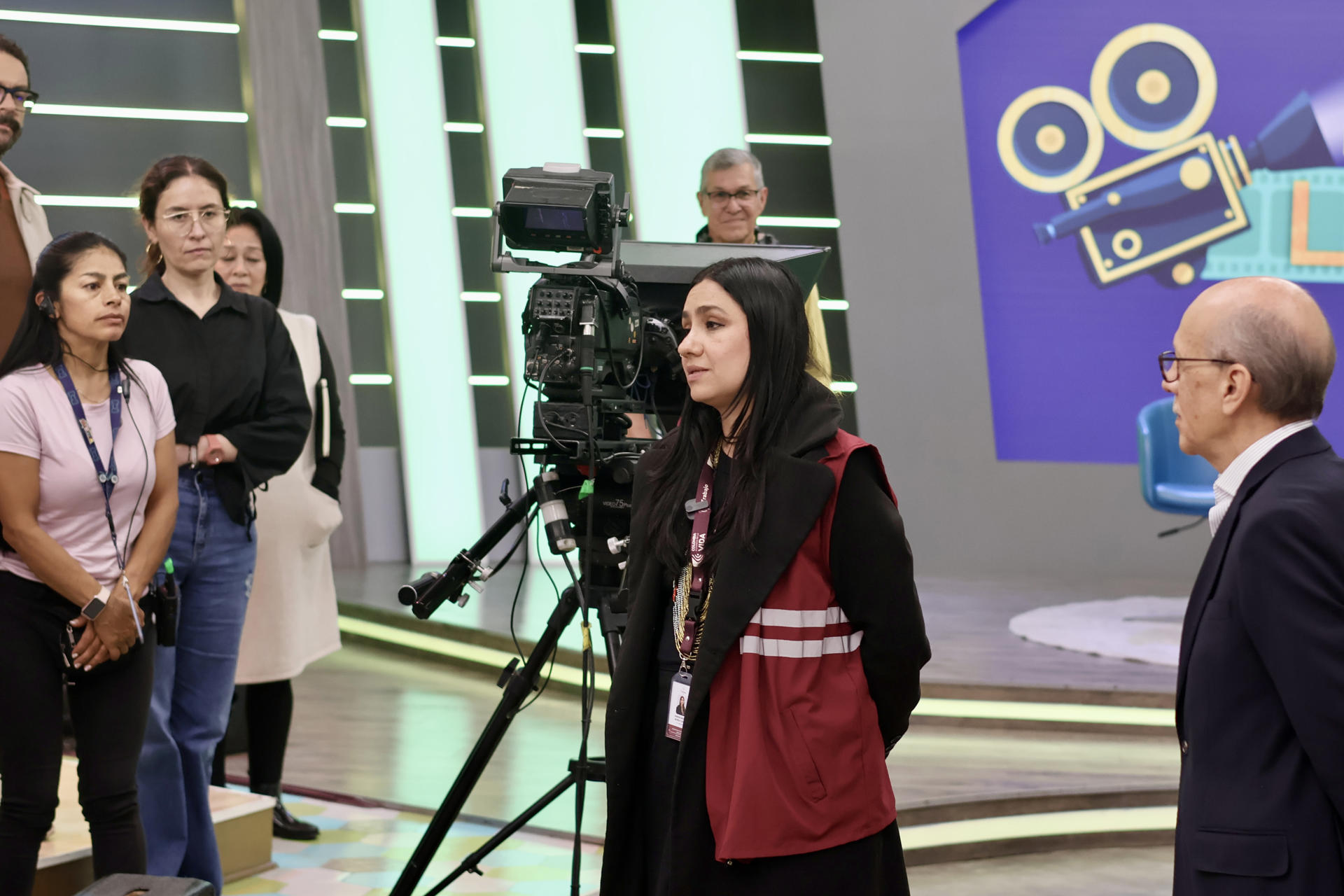 Fotografía cedida por el Ministerio de Trabajo de Colombia de la viceministra de Relaciones Laborales, Sandra Muñoz (c), hablando durante una inspección en las instalaciones de RCN Televisión este miércoles, en Bogotá (Colombia). EFE/ Ministerio de Trabajo /SOLO USO EDITORIAL/NO VENTAS/ SOLO DISPONIBLE PARA ILUSTRAR LA NOTICIA QUE ACOMPAÑA (CRÉDITO OBLIGATORIO)