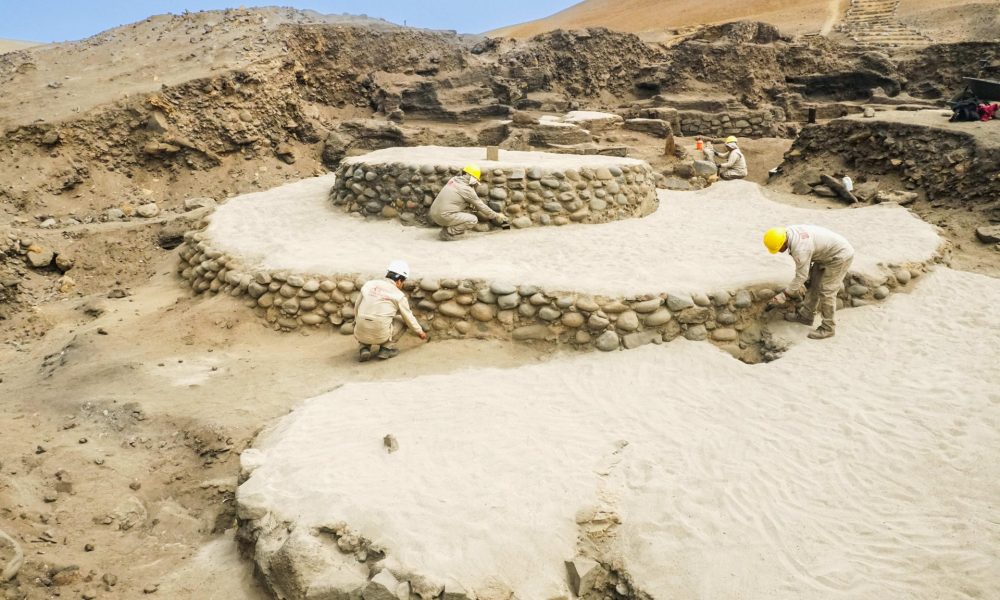 Fotografía difundida por la Zona Arqueológica Caral, Unidad Ejecutora 003 del Ministerio de Cultura que muestra una estructura circular de dos alturas vinculada a la astronomía y a la observación del mar, hallada por un grupo de arqueólogos en el asentamiento pesquero de Áspero, perteneciente a la civilización Caral, la más antigua de América y ubicada en la costa peruana. EFE/ Zona Arqueológica Caral, Unidad Ejecutora 003 del Ministerio de Cultura /SOLO USO EDITORIAL/ NO VENTAS/ SOLO DISPONIBLE PARA ILUSTRAR LA NOTICIA QUE ACOMPAÑA (CRÉDITO OBLIGATORIO)