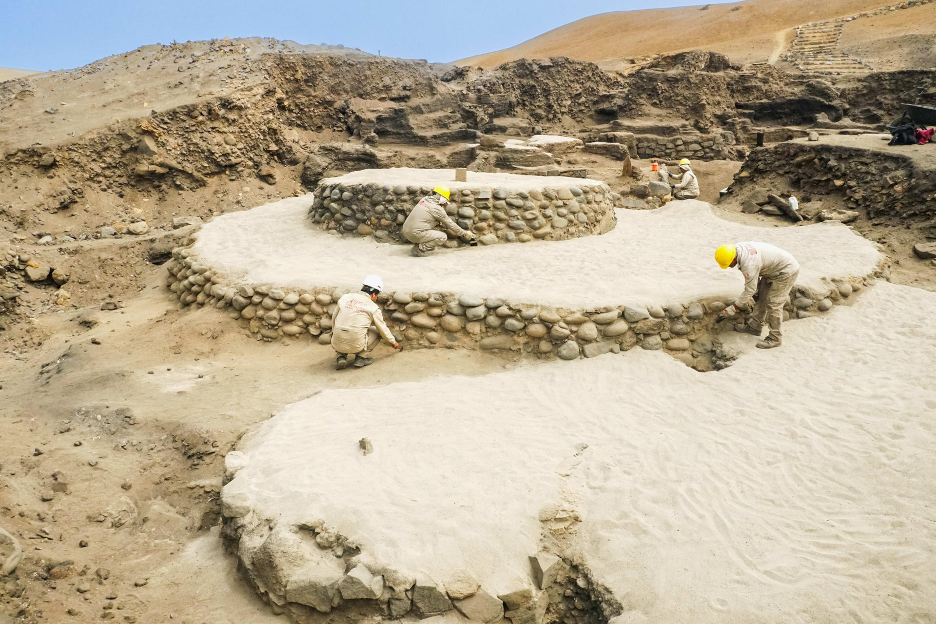 Fotografía difundida por la Zona Arqueológica Caral, Unidad Ejecutora 003 del Ministerio de Cultura que muestra una estructura circular de dos alturas vinculada a la astronomía y a la observación del mar, hallada por un grupo de arqueólogos en el asentamiento pesquero de Áspero, perteneciente a la civilización Caral, la más antigua de América y ubicada en la costa peruana. EFE/ Zona Arqueológica Caral, Unidad Ejecutora 003 del Ministerio de Cultura /SOLO USO EDITORIAL/ NO VENTAS/ SOLO DISPONIBLE PARA ILUSTRAR LA NOTICIA QUE ACOMPAÑA (CRÉDITO OBLIGATORIO)