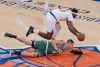 Mitchell Robinson (arriba) de los Knicks, disputa el balón con Anfernee Simons (abajo), de los Celtics en el Madison Square Garden en Nueva York. EFE/Angel Colmenares
