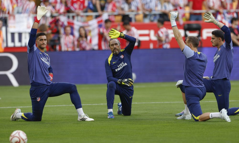 El portero del Atlético de Madrid Juan Musso (i), durante el calentamiento antes de comenzar la final de la Copa del Rey que enfrenta a Atlético de Madrid y Real Sociedad este sábado en el estadio de La Cartuja, en Sevilla. EFE/Julio Muñoz
