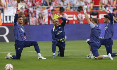 El portero del Atlético de Madrid Juan Musso (i), durante el calentamiento antes de comenzar la final de la Copa del Rey que enfrenta a Atlético de Madrid y Real Sociedad este sábado en el estadio de La Cartuja, en Sevilla. EFE/Julio Muñoz