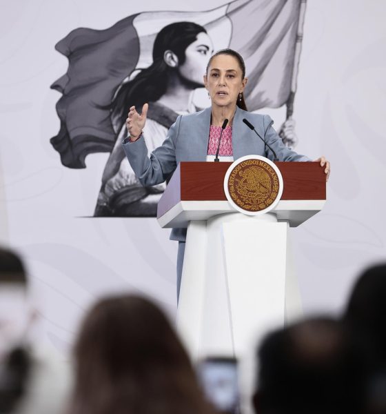La presidenta de México, Claudia Sheinbaum, habla durante una rueda de prensa este martes en el Palacio Nacional de la Ciudad de México (México). EFE/José Méndez