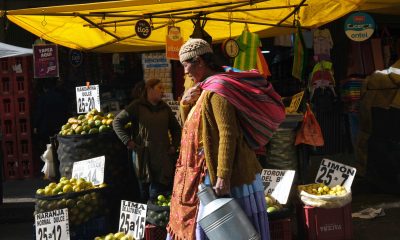 Una mujer aimara camina en un mercado popular este martes, en La Paz (Bolivia). EFE/Luis Gandarillas