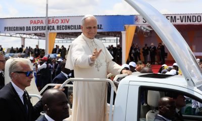 El papa León XIV saluda a los fieles a su llegada al aeropuerto de Saurimo, donde celebró una misa ante cerca de 40.000 fieles, en Saurimo, Angola, el 20 de abril de 2026. EFE/EPA/AMPE ROGERIO