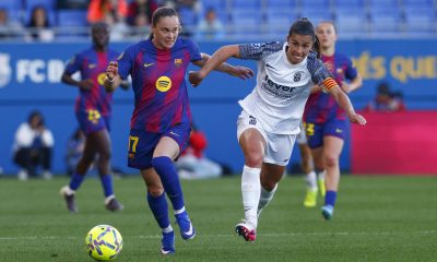 La delantera polaca del FC Barcelona Ewa Pajor (dcha) pelea por el balón con la defensa del FC Badalona Women Sonia Majarín, durante el encuentro correspondiente a la jornada 25 de la Liga F entre FC Barcelona y FC Badalona Women en el estadio Johan Cruyff de la localidad barcelonesa de Sant Joan Despi. EFE/Quique García