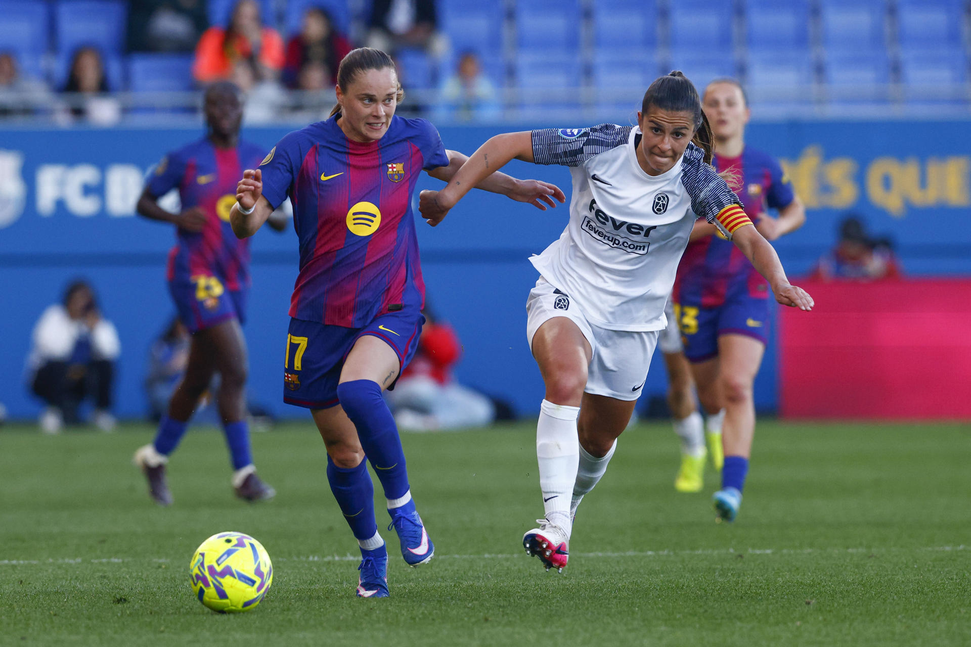 La delantera polaca del FC Barcelona Ewa Pajor (dcha) pelea por el balón con la defensa del FC Badalona Women Sonia Majarín, durante el encuentro correspondiente a la jornada 25 de la Liga F entre FC Barcelona y FC Badalona Women en el estadio Johan Cruyff de la localidad barcelonesa de Sant Joan Despi. EFE/Quique García