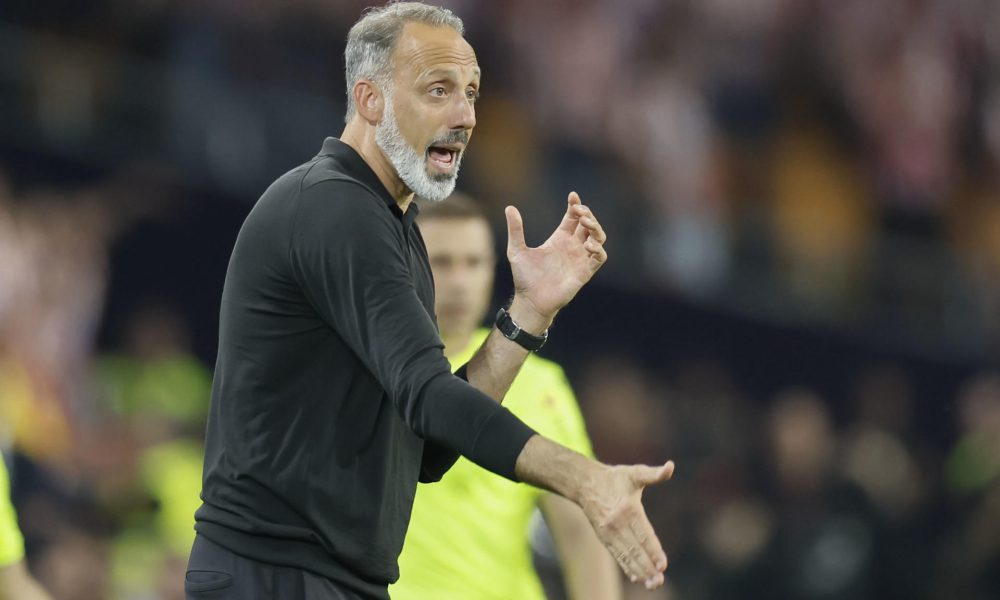 El técnico estadounidense de la Real Sociedad, Pellegrino Matarazzo, durante la final de la Copa del Rey que enfrenta a Atlético de Madrid y Real Sociedad en el estadio de La Cartuja, en Sevilla. EFE/José Manuel Vidal.