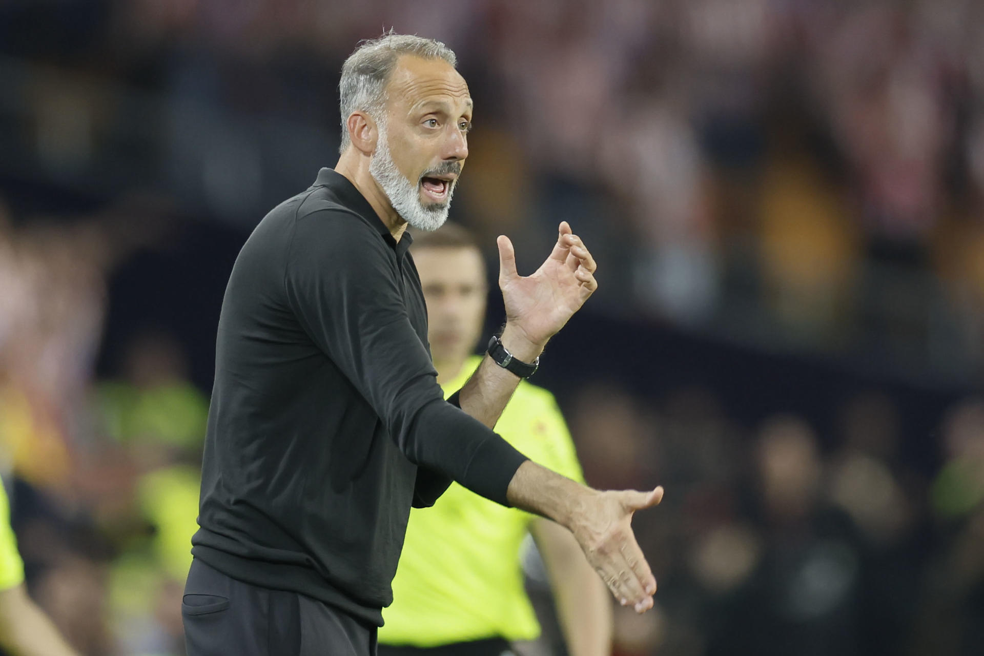 El técnico estadounidense de la Real Sociedad, Pellegrino Matarazzo, durante la final de la Copa del Rey que enfrenta a Atlético de Madrid y Real Sociedad en el estadio de La Cartuja, en Sevilla. EFE/José Manuel Vidal.