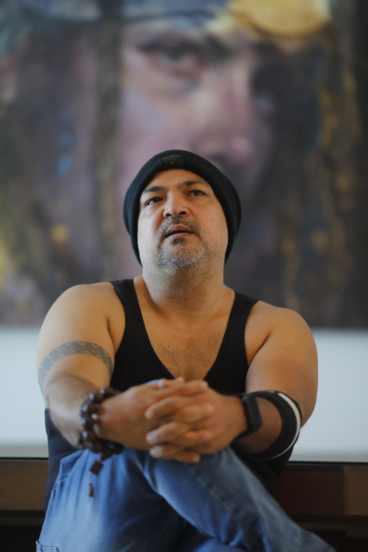 El cineasta mexicano Víctor Mayorga, habla durante una entrevista con EFE este viernes, en la ciudad de Guadalajara (México). EFE/ Francisco Guasco