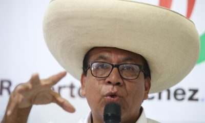 El candidato a la Presidencia de Perú por el partido Juntos por el Perú, Roberto Sánchez, habla durante una rueda de prensa este martes, en Lima (Perú). Sánchez, que compite en nombre del expresidente Pedro Castillo (2021-2022), afirmó que el ultraderechista Rafael López Aliaga, con quien se juega el pase a la segunda vuelta presidencial, es un mal perdedor al no aceptar su derrota y denunciar sin pruebas sólidas un fraude en su contra. EFE/ Paolo Aguilar