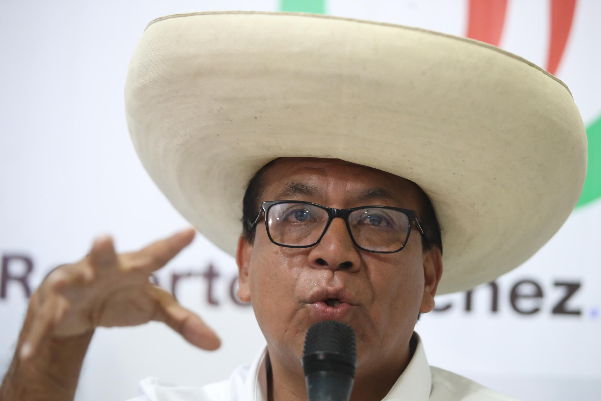 El candidato a la Presidencia de Perú por el partido Juntos por el Perú, Roberto Sánchez, habla durante una rueda de prensa este martes, en Lima (Perú). Sánchez, que compite en nombre del expresidente Pedro Castillo (2021-2022), afirmó que el ultraderechista Rafael López Aliaga, con quien se juega el pase a la segunda vuelta presidencial, es un mal perdedor al no aceptar su derrota y denunciar sin pruebas sólidas un fraude en su contra. EFE/ Paolo Aguilar