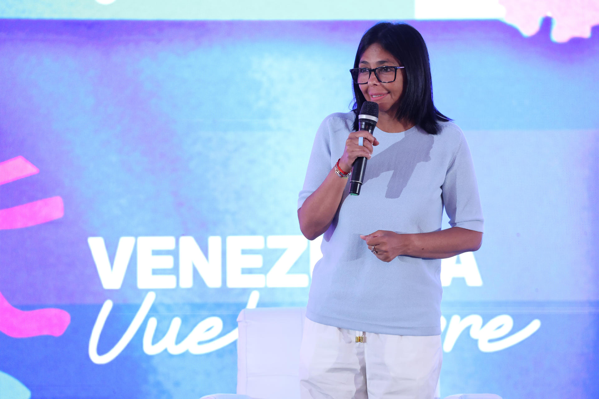 Fotografía cedida por el Palacio de Miraflores de la presidenta encargada de Venezuela, Delcy Rodríguez, durante un acto con sectores sociales y políticos este martes, en el estado Falcón (Venezuela). EFE/ Palacio de Miraflores