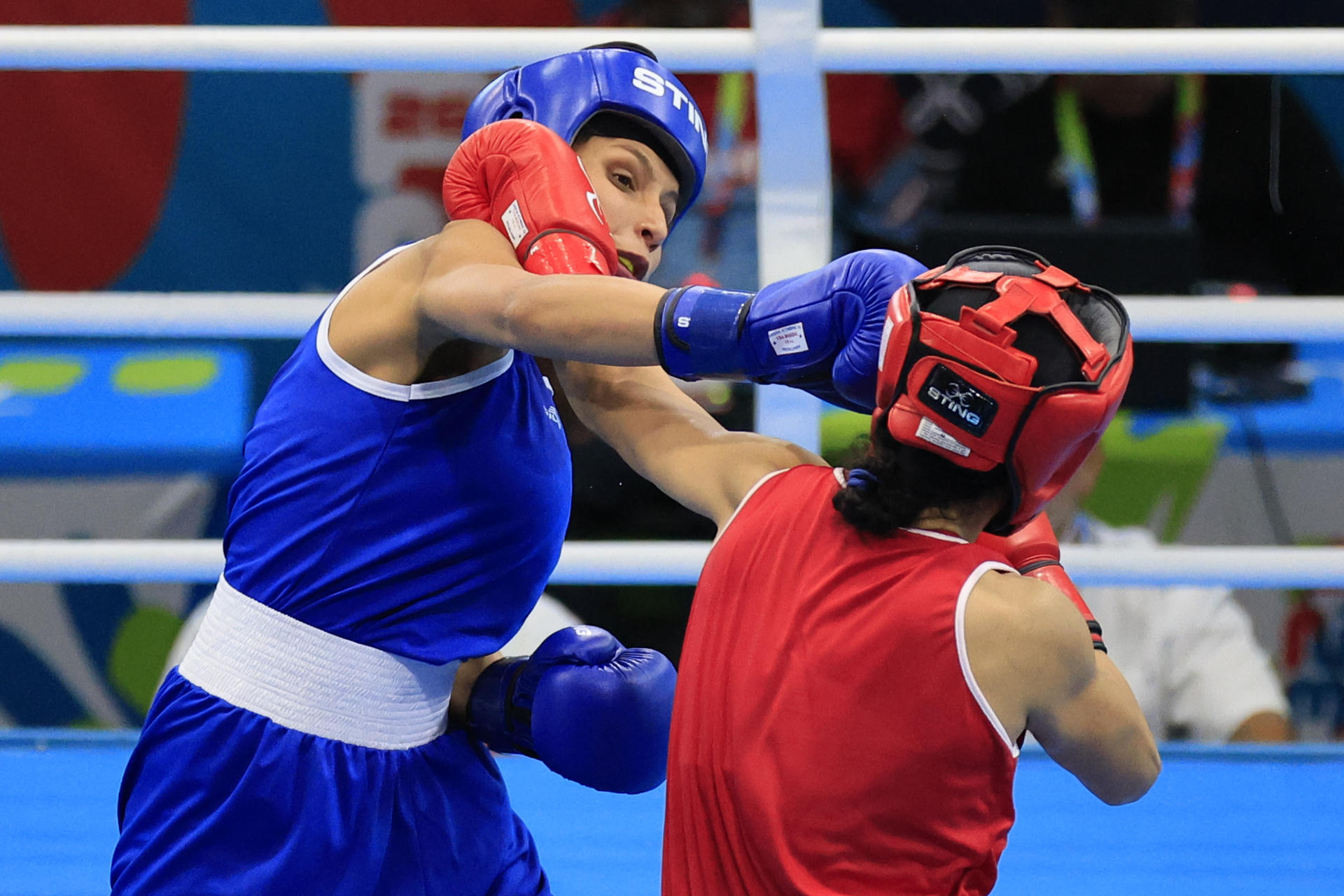 Melanie Acevedo (d), de Argentina, combate contra Alixon Rivera (i), de Colombia, durante la semifinal femenina de boxeo en la categoría 57 kg en los IV Juegos Suramericanos de la Juventud Panamá 2026, en Ciudad de Panamá (Panamá). EFE/Bienvenido Velasco