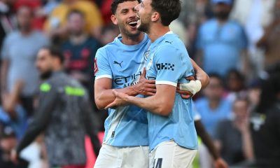 El jugador del Manchester City Nico Gonzalez (d) celebra con Matheus Nunes (I) el 2-1 durante el partido de semifinales de la FA Cup que han jugado Manchester City y Southampton FC, en Londres Reino Unido. EFE/EPA/VINCE MIGNOTT .