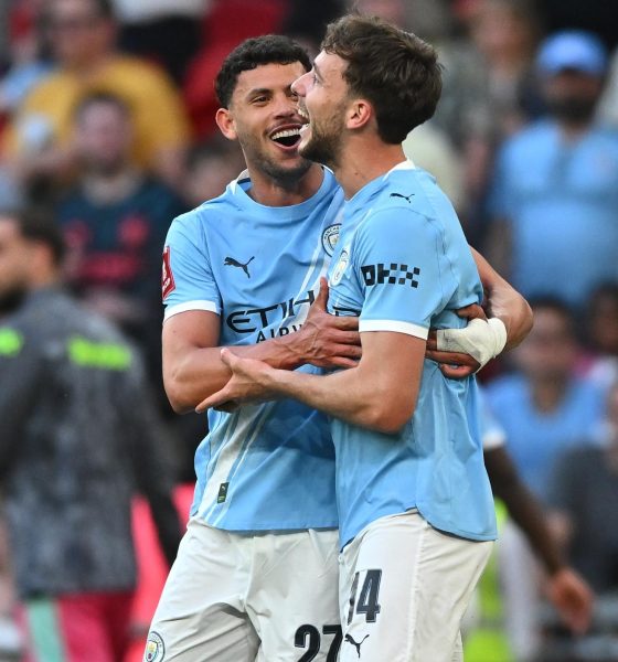 El jugador del Manchester City Nico Gonzalez (d) celebra con Matheus Nunes (I) el 2-1 durante el partido de semifinales de la FA Cup que han jugado Manchester City y Southampton FC, en Londres Reino Unido. EFE/EPA/VINCE MIGNOTT .