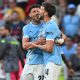 El jugador del Manchester City Nico Gonzalez (d) celebra con Matheus Nunes (I) el 2-1 durante el partido de semifinales de la FA Cup que han jugado Manchester City y Southampton FC, en Londres Reino Unido. EFE/EPA/VINCE MIGNOTT .