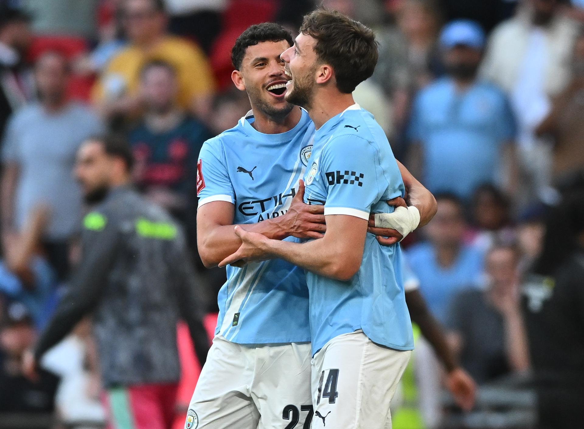 El jugador del Manchester City Nico Gonzalez (d) celebra con Matheus Nunes (I) el 2-1 durante el partido de semifinales de la FA Cup que han jugado Manchester City y Southampton FC, en Londres Reino Unido. EFE/EPA/VINCE MIGNOTT .