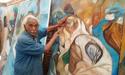 Fotografía de archivo del 14 de abril de 2019 que muestra al artista mexicano Melchor Peredo García mostrando uno de sus murales en Veracruz (México). EFE/Miguel Victoria