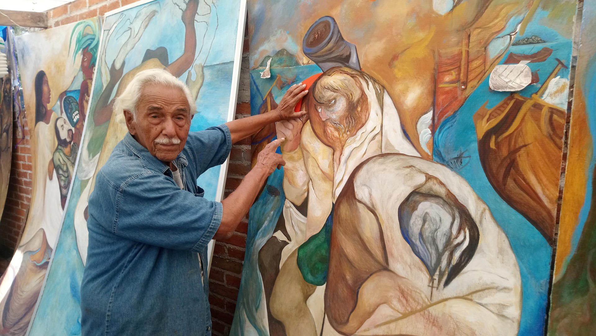 Fotografía de archivo del 14 de abril de 2019 que muestra al artista mexicano Melchor Peredo García mostrando uno de sus murales en Veracruz (México). EFE/Miguel Victoria