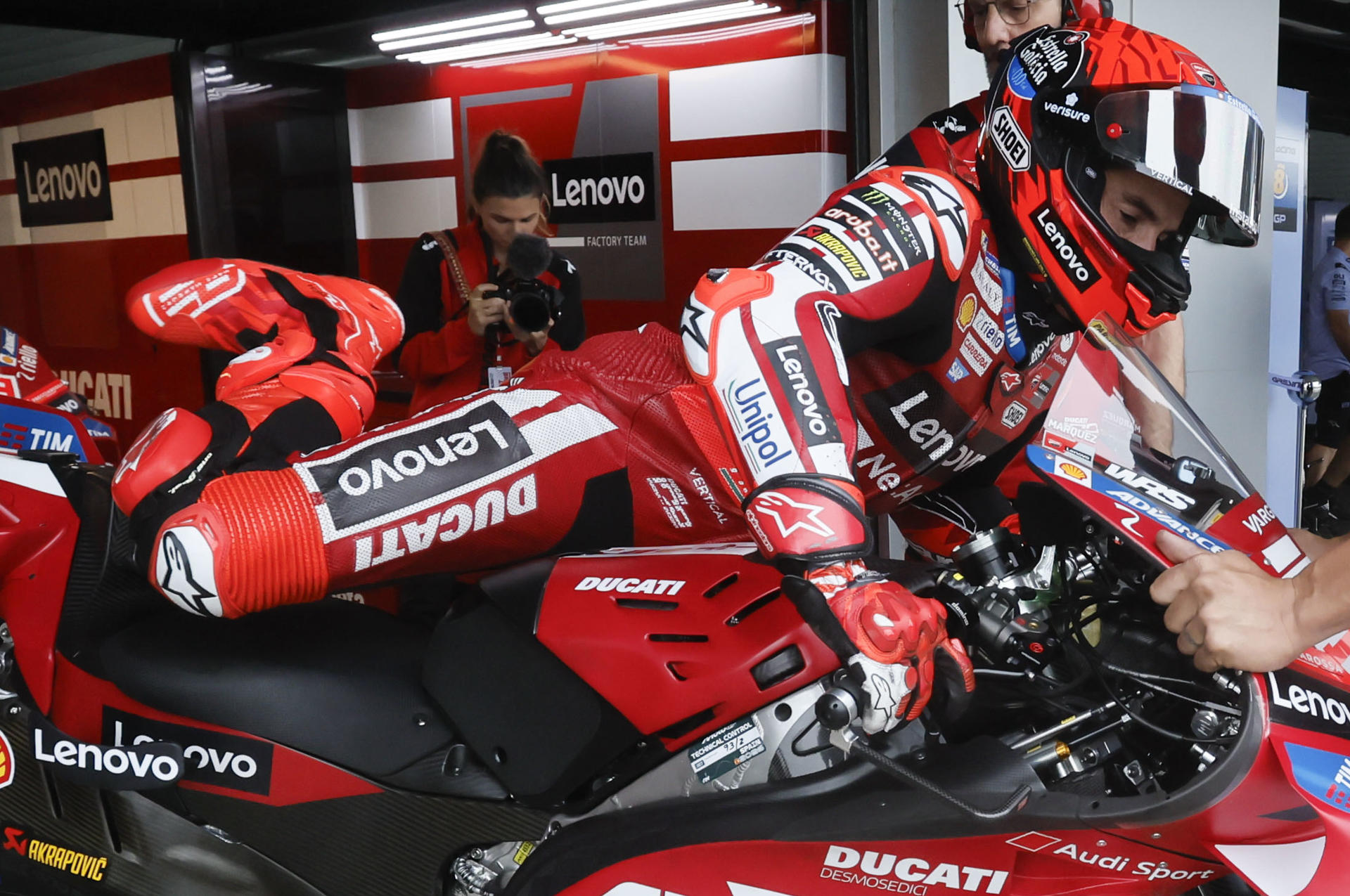 El piloto Marc Márquez (i), Ducati Lenovo Team,se prepara para los primeros entrenamientos libres de MotoGP este viernes en el circuito Ángel Nieto de Jerez de la Frontera (Cádiz), donde durante este fin de semana se disputa el Gran Premio de España de Motociclismo. EFE/ Jose Manuel Vidal