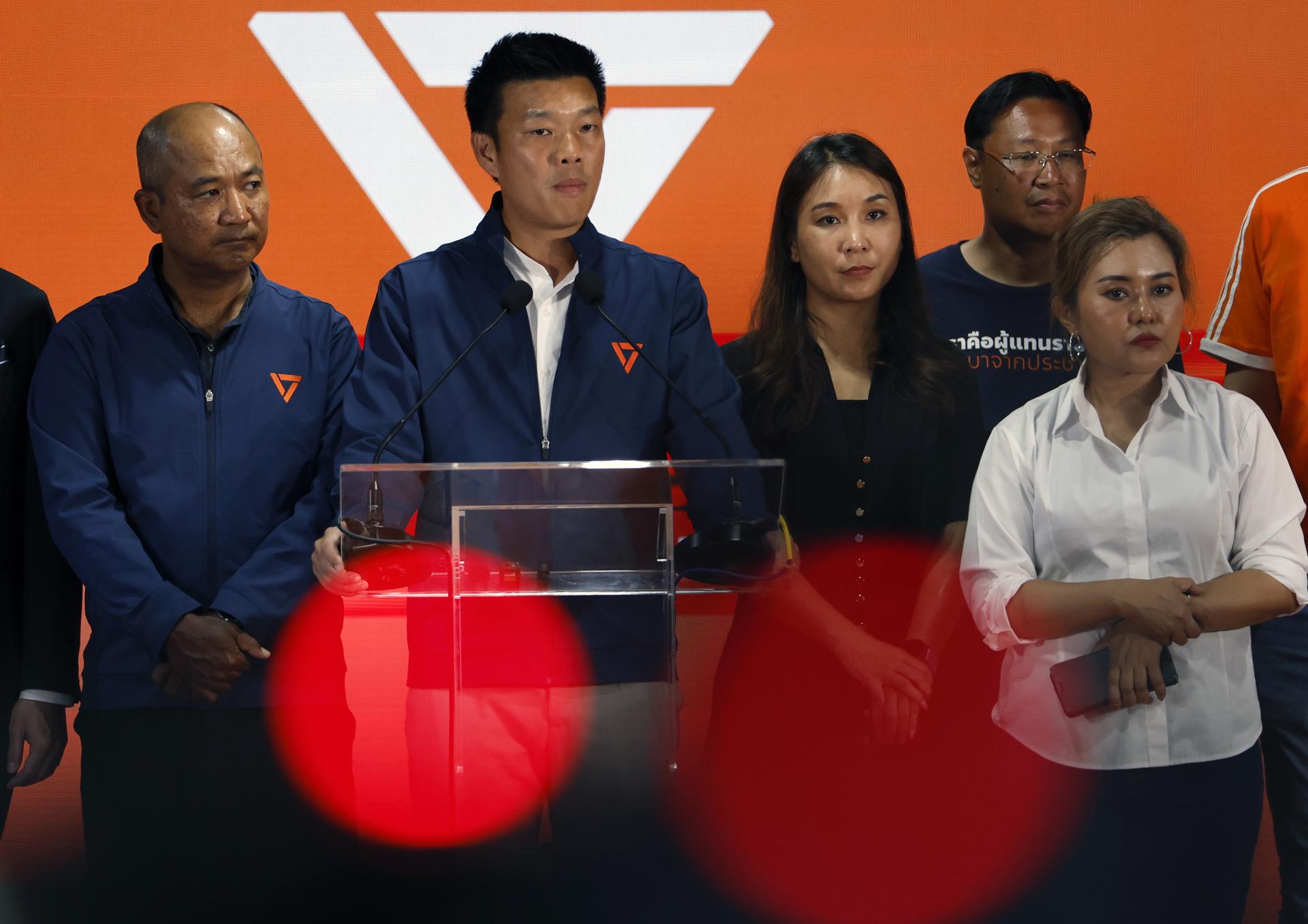 Fotografía de archivo, tomada el 08/02/2026, que muestra hablando al líder del reformista Partido del Pueblo tailandés, Natthaphong Ruengpanyawut, en una rueda de prensa en Bangkok. EFE/EPA/RUNGROJ YONGRIT