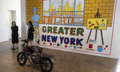 Personas visitan el MoMA PS1, espacio independiente del Museo de Arte Moderno (MoMA), este miércoles, en el barrio de Queens, Nueva York (Estados Unidos). EFE/Ángel Colmenares