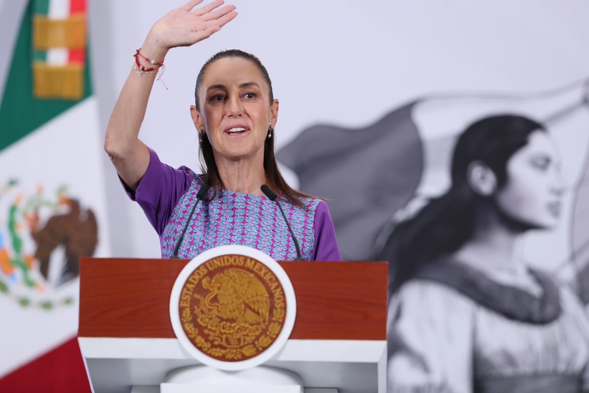 La presidenta de México, Claudia Sheinbaum, habla durante una rueda de prensa este jueves en el Palacio Nacional de la Ciudad de México (México). EFE/Mario Guzmán