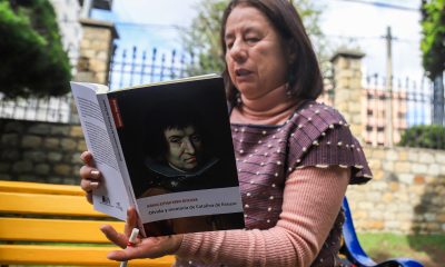 La escritora boliviana Mónica Navia observa su libro durante una entrevista con EFE este miércoles, en La Paz (Bolivia). EFE/ Gabriel Márquez