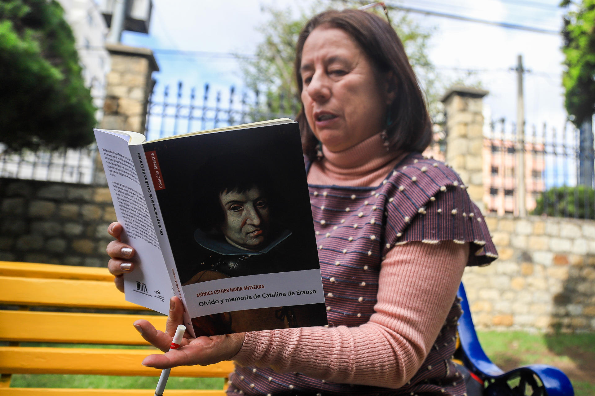 La escritora boliviana Mónica Navia observa su libro durante una entrevista con EFE este miércoles, en La Paz (Bolivia). EFE/ Gabriel Márquez