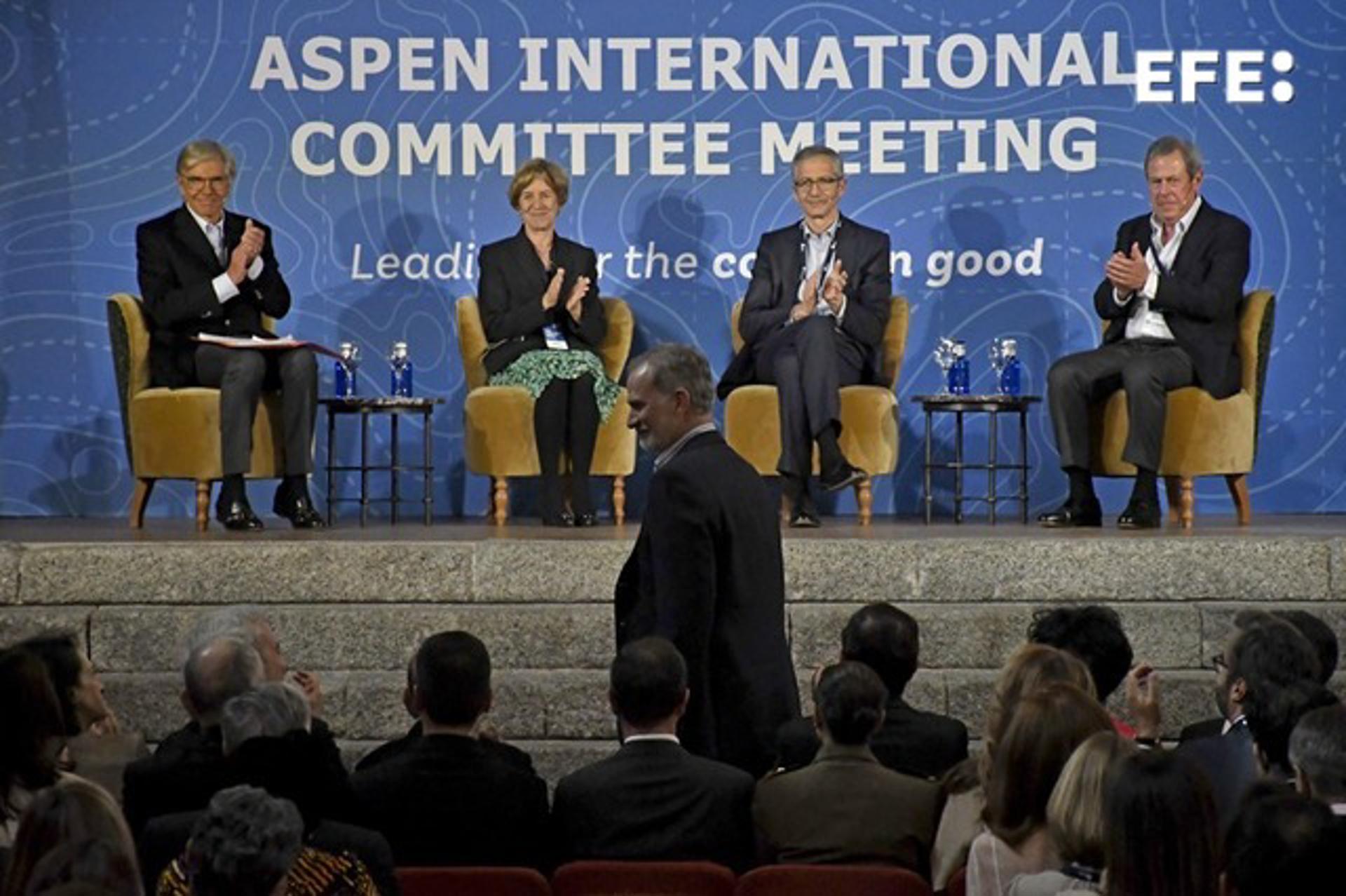 El rey Felipe VI (c) asiste este jueves por la tarde en La Granja (Segovia) a la charla-coloquio inaugural del encuentro internacional organizado por Aspen Institute España, en la que ha sido analizada la compleja situación actual marcada por conflictos bélicos como los de Irán, Líbano y Ucrania. EFE/ Pablo Martín
