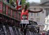 El atleta keniano Sabastian Sawe, en el momento de ganar el maratón de Londres, con récord del mundo incluido. EFE/EPA/NEIL HALL
