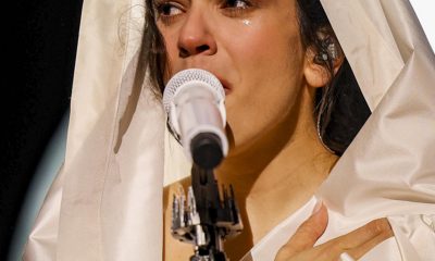 La cantante Rosalía durante el concierto que ha ofrecido este lunes en el Palau Sant Jordi de Barcelona. EFE / Christian Bertrand / Live Nation. ***SOLO USO EDITORIAL / SOLO USO DISPONIBLE PARA ILUSTRAR LA NOTICIA QUE ACOMPAÑA/ (CRÉDITO OBLIGATORIO)***