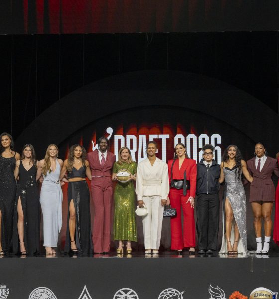 Jugadoras posan este lunes en Nueva York al cierre de la ceremonia de selección de jugadoras por los clubes para afrontar la nueva temporada de la WNBA. EFE/ Angel Colmenares