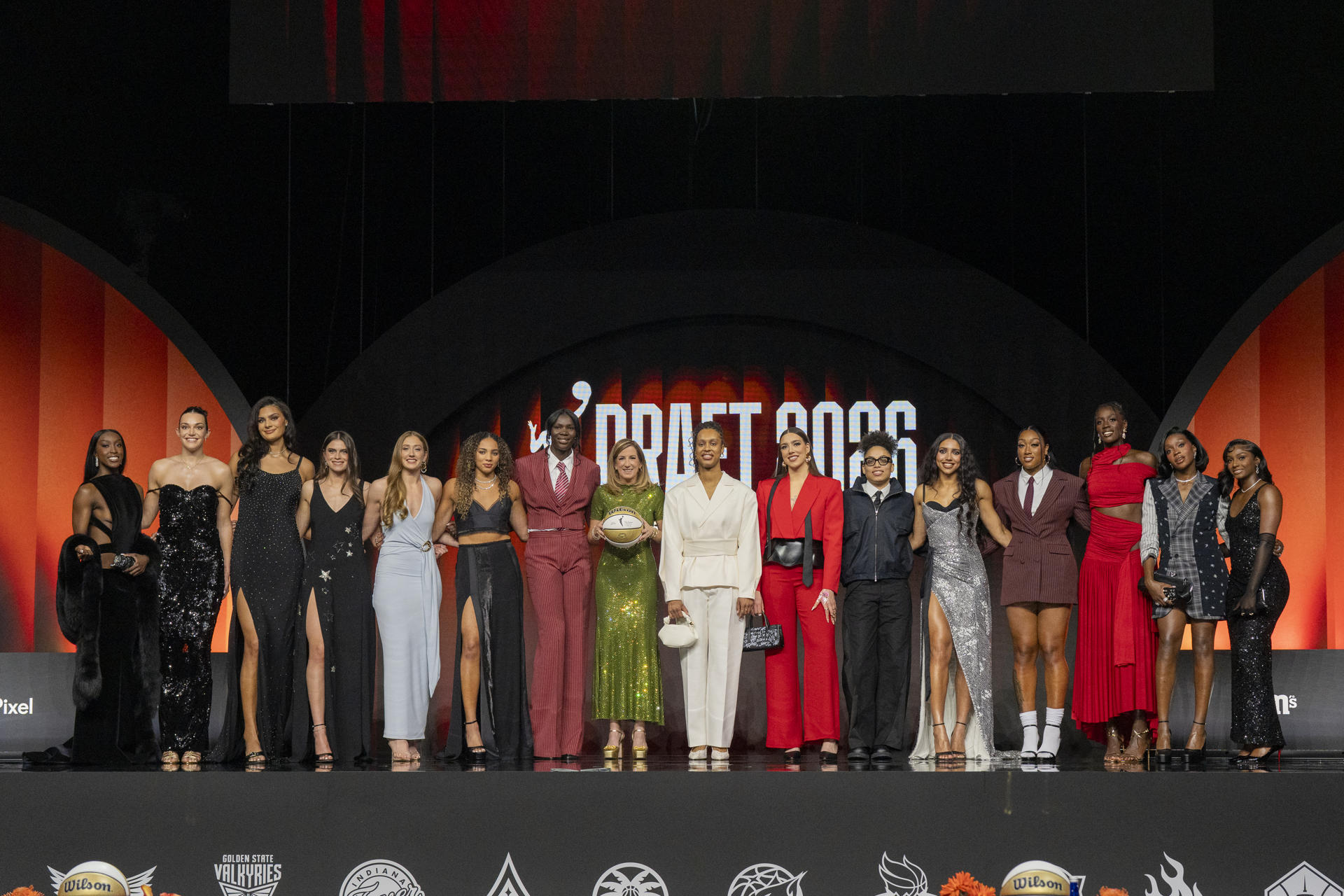 Jugadoras posan este lunes en Nueva York al cierre de la ceremonia de selección de jugadoras por los clubes para afrontar la nueva temporada de la WNBA. EFE/ Angel Colmenares