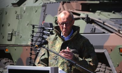 El Canciller alemán Friedrich Merz da una declaración de prensa junto a drones durante un ejercicio de las Fuerzas Armadas alemanas (Bundeswehr) en Munster, Alemania, el 30 de abril de 2026. El Canciller alemán Friedrich Merz quería hacerse una impresión de la preparación operativa de la Bundeswehr y su planificación. En el futuro, el Ejército operará de manera interconectada en todos los niveles. Las fuerzas se desplegarán de manera más dispersa, se comandarán con mayor flexibilidad y se complementarán en mayor medida con sistemas no tripulados. (Alemania) EFE/EPA/HANNIBAL HANSCHKE