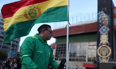 El centro histórico de La Paz se llenó de aficionados ataviados con los colores de la bandera y de la selección horas antes del crucial partido contra Irak en México por el último cupo libre en el Mundial. EFE/ Luis Gandarillas