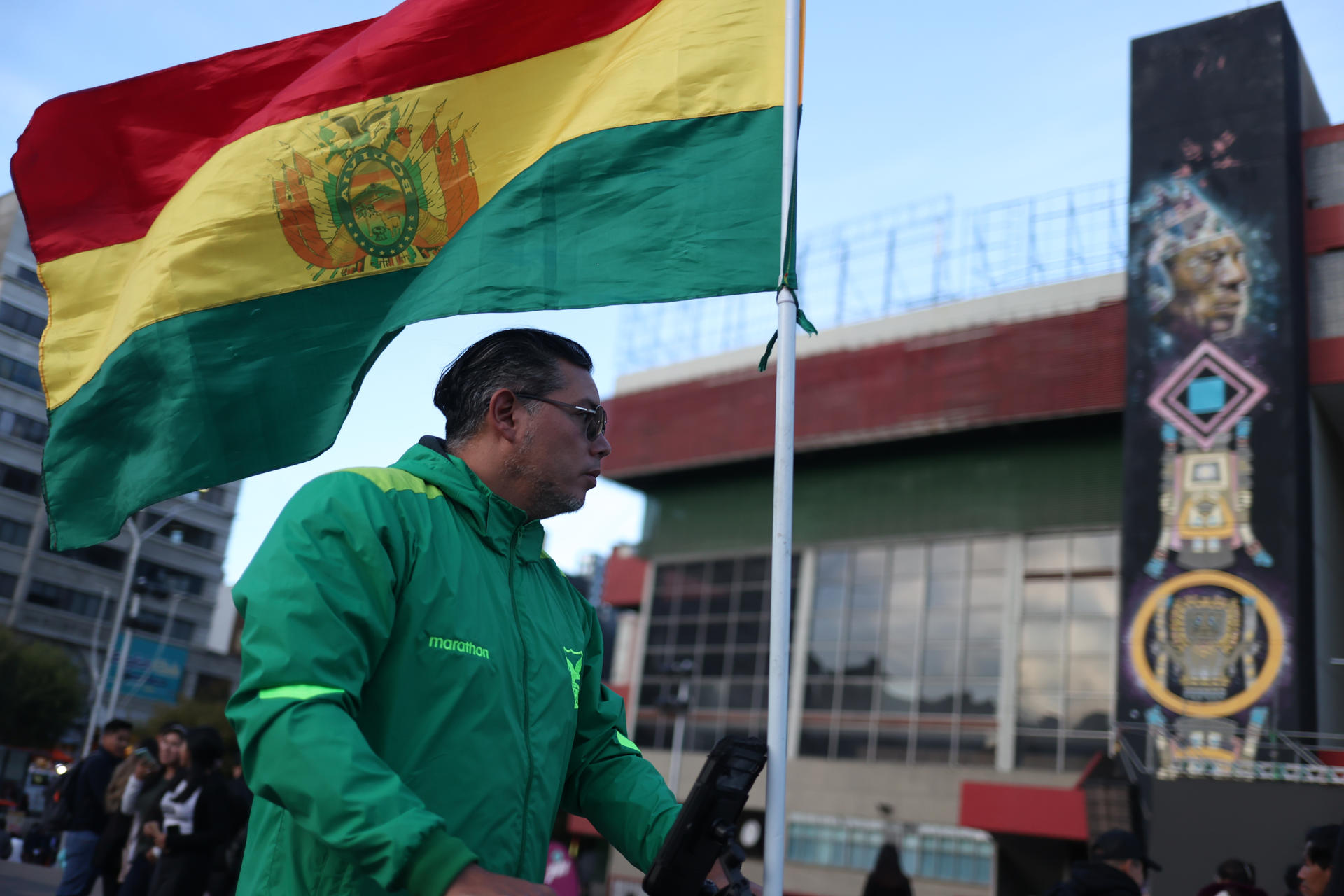 El centro histórico de La Paz se llenó de aficionados ataviados con los colores de la bandera y de la selección horas antes del crucial partido contra Irak en México por el último cupo libre en el Mundial. EFE/ Luis Gandarillas