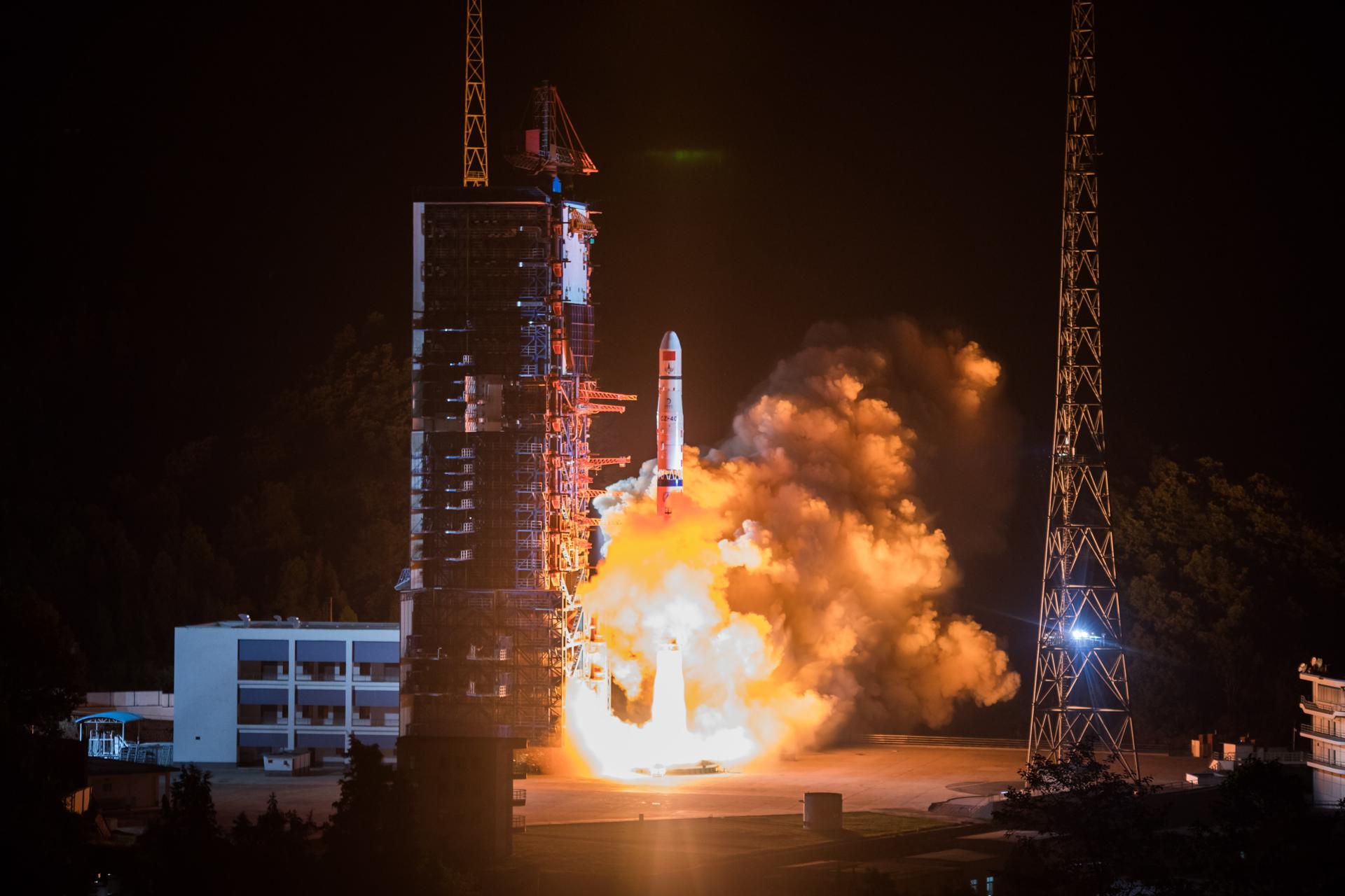 Foto de archivo del lanzamiento del cohete Long March-4C con un satélite para establecer enlace de comunicación entre la Tierra y la sonda lunar Chang'e-4. EFE/ Stringer PROHIBIDO SU USO EN CHINA[CHINA OUT]