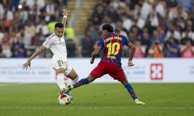 El delantero francés del Real Madrid, Kylian Mbappé, intenta superar al delantero del FC Barcelona, Lamine Yamal, durante el encuentro de la final de la Supercopa de España disputada el pasado 11 de enero en el estadio Ciudad Deportiva del Rey Abdalá de Yeda (Arabia Saudí). EFE/ Kai Försterling