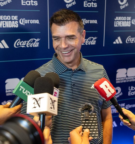 El exfutbolista mexicano Jared Borgetti habla con periodistas en Monterrey (México). Fotografía de archivo. EFE/ Miguel Sierra