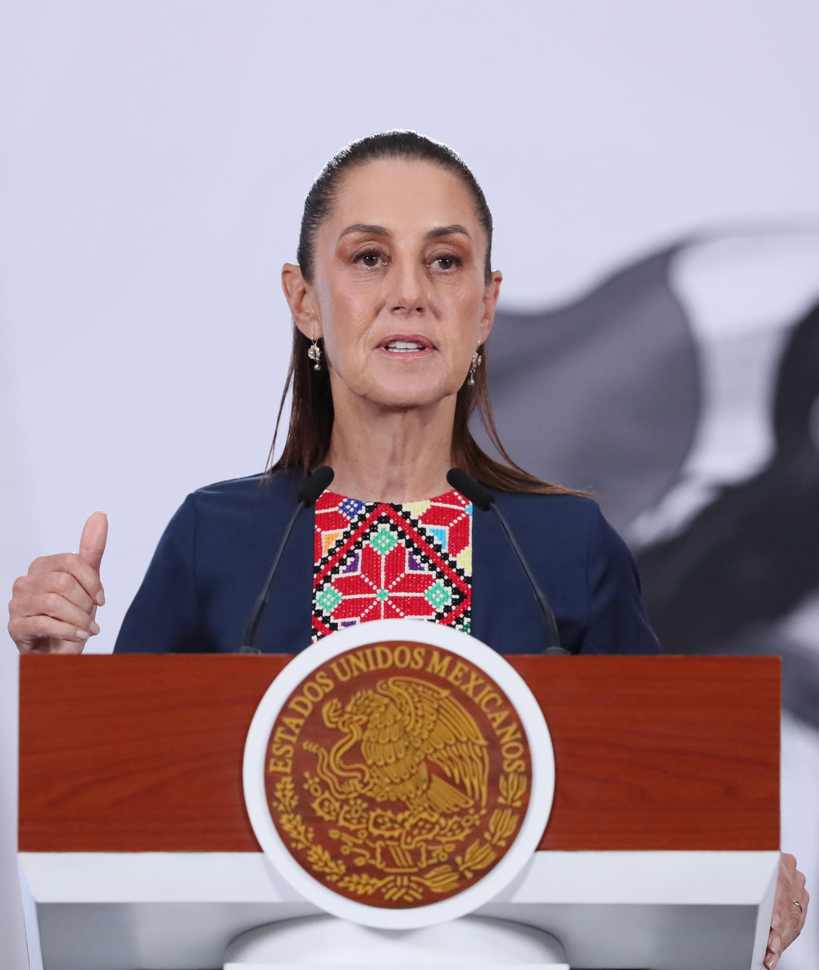 La presidenta de México, Claudia Sheinbaum, habla durante una rueda de prensa este martes en el Palacio Nacional de la Ciudad de México (México). EFE/Mario Guzmán
