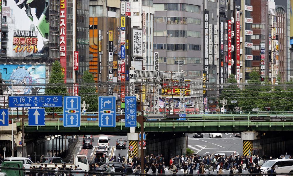 Imagen de archivo de varias personas cruzando una avenida en el distrito comercial y de ocio de Shinjuku, en Tokio, Japón, el 24 de abril de 2026.
EFE/EPA/FRANCK ROBICHON
