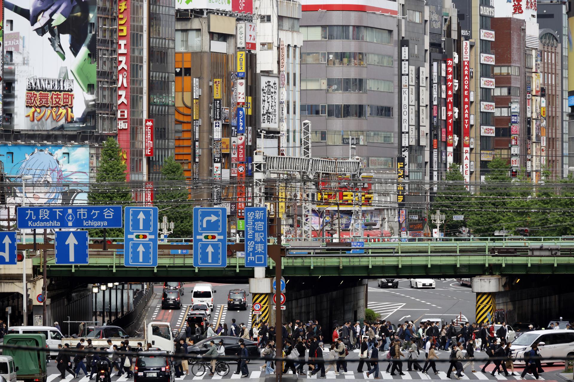 Imagen de archivo de varias personas cruzando una avenida en el distrito comercial y de ocio de Shinjuku, en Tokio, Japón, el 24 de abril de 2026.
EFE/EPA/FRANCK ROBICHON