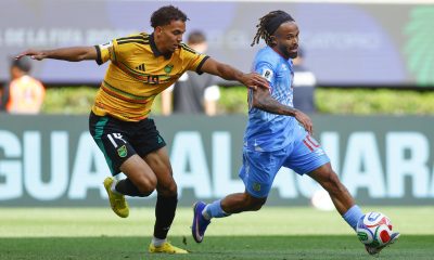 Theo Bongonda (d), de Congo, disputa el balón con Isaac Hayden, de Jamaica, en un partido de repechaje para el Mundial 2026 entre República Democrática del Congo y Jamaica en el Estadio Akron en Guadalajara (México). EFE/Francisco Guasco
