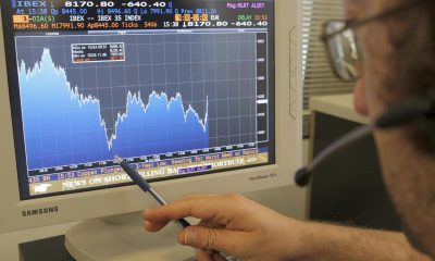 Una persona señala con un bolígrafo en su pantalla de ordenador el comportamiento de un valor del índice Ibex-35 de la Bolsa española. EFE/Chema Moya