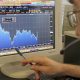 Una persona señala con un bolígrafo en su pantalla de ordenador el comportamiento de un valor del índice Ibex-35 de la Bolsa española. EFE/Chema Moya