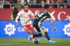 El defensa del Betis Aitor Ruibal (d) lucha con el marroquí Azz-Eddine Ounahi, del Girona, durante el partido de la jornada 33 de LaLiga que Girona FC y Real Betis disputan en el estadio de Montilivi. EFE/ David Borrat
