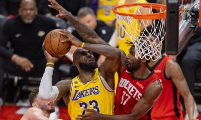 Tari Eason (d), de Houston Rockets, disputa un balón con LeBron James, de Los Ángeles Lakers, este viernes en un partido de la NBA en el Toyota Center de Houston (EE.UU.). EFE/ Carlos Ramírez